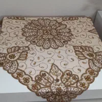 رومیزی کار شده همراه ساتن حاشیه دار