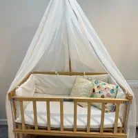 تخت کنار مادر