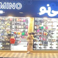 فروشنده در فروشگاه کفش