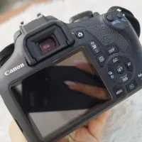 Canon 2000D کم‌کارکرد، تمیزِ تمیز، همراه لنز 18-55