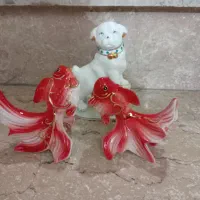 مجسمه‌ ماهی قرمز دوتایی وسگ