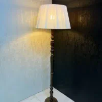 آباژور ایستاده کنار سالنی