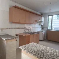 یک واحد همکف و یک واحد زیرزمین راه جدا در راهزان