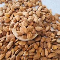 مغز بادام سنگی محلی سایز ۱۳۵ دانه به صورت عمده