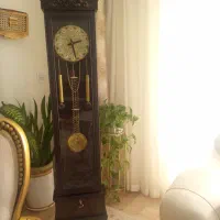 ساعت ایستاده. لوستر سه شاخه. تابلو فرش