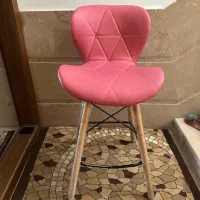 صندلی چرمی پایه چوبی