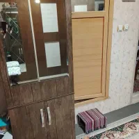 یک کمد آینه دار