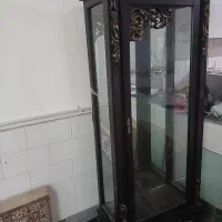 ویترین سالم بدون شکستگی و چوب محکم