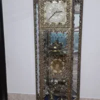 ویترین و آینه و شمعدان