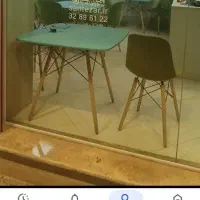 تعدادی میز و صندلی مناسب  فست فود