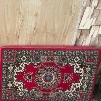 قالی گرد ۳×۲رنگ‌ لاکی با ۴عدد پشتی باهم‌ ست
