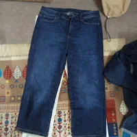 شلوارهای نو نپوشیده همراه با یه عدد کیف