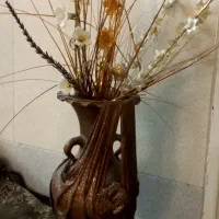 گلدان قهوهای|گل مصنوعی|قم, هنرستان|دیوار