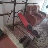 میز پرس سینه بالا سینه وزنه. دمبل