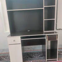 میز تحریر و کامپیوتر