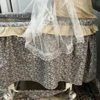 گهواره و نی نی لای لای کنار مادر