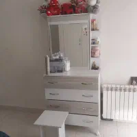 تخت خواب یک نفره با تشک و میز اراایش