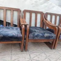 سه عدد صندلی چوبی با یک میز رایگان