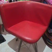 فروش ۴ صندلی کلاسیک و یک میز همراه چتر برای مغازه