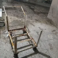 گاری چهار چرخ و درختچه