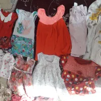 تعدادی لباس بچگانه