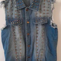 یک عدد مانتو ویک عدد جلیقه لی