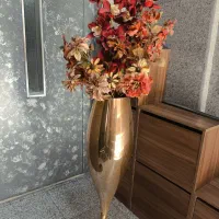 گل مصنوعی و گلدان پایه بلند طلایی