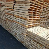 استخدام یک برشکار چوب و یک نیروی کار در پالت سازی
