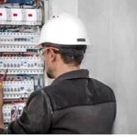 برقکار کاربلد و با تجربه و منصف