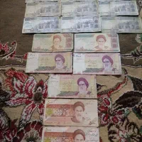 مقداری اسکناس قدیمی جمهوری اسلامی