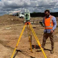 نقشه بردار آشنا به برداشت زمینی با توتال و GPS RTK