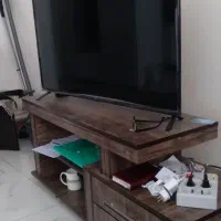 تلوزیون به‌همراه میز نو|تلویزیون و پروژکتور|شاهین‌شهر, شهرک میلاد|دیوار