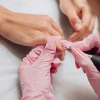 آموزش کاشت ناخن