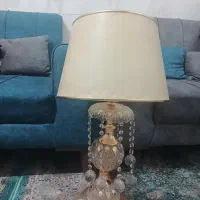 چراغ آباژور  کنار سالنی