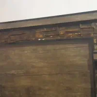 یک میز تلویزیون چهار کشوو جا برای وسایل تزیینی