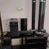 میز تلویزیون اسپیکر و اینه شمعدان همگی کاملا سالم