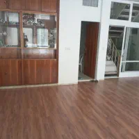 نصب کفپوش پی وی سی طرح پارکت نصاب کفپوش