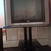 تلویزیون و میزش