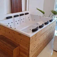 آذین اسپا پیشرو در تولید جکوزی‌های خانگی لوکس مدرن