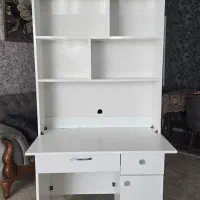 کتابخانه و میز