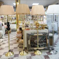 آباژور ایستاده کنار سالنی آویزدار