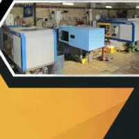 نیروی کار خانم و اقا در کارگاه تزریق پلاستیک