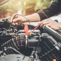 روشن کردن خودرو در محل مکانیک سیار سیم کش