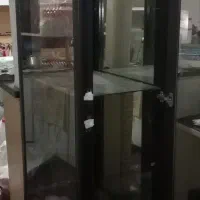 ویترین شیشه‌ای قدی. سالم.|بوفه، ویترین، کنسول|قم, نخودی|دیوار