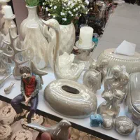 گنجشک و مجسمه لاستر