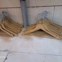 آویز لباس و میز پشخوان