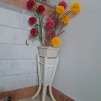 گل همراه با پایه گل چوبی