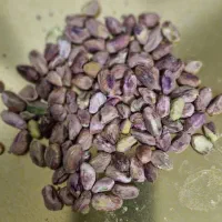مغز پسته و برگ گل محمدی
