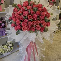 دسته گل قد یک و نیم متری رز هرمس گل فروشی گلاریس