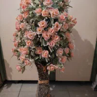 چند عدد گلدان گل مصنوعی